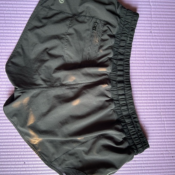 Lululemon Hotty Hot shorts black size 4 - Picture 3 of 3